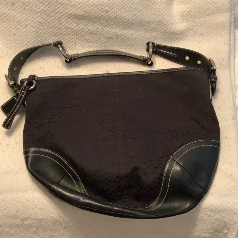 Coach Black Shoulder Bag Sleek Minimalist Design